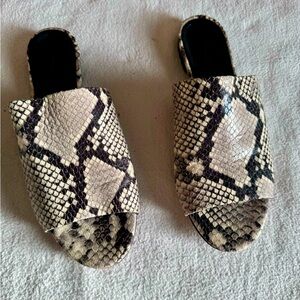 M.Gemi
The Nuvola snakeskin print in size US 36.5